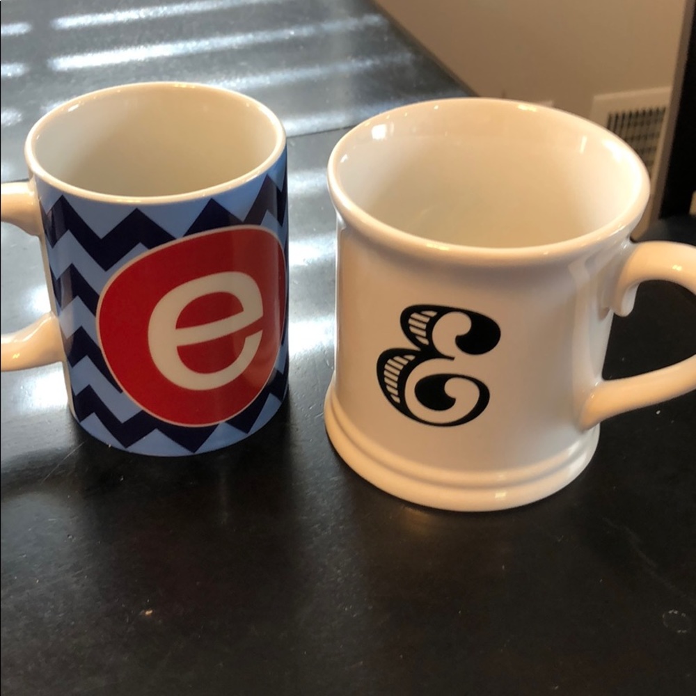 2 mugs “e”